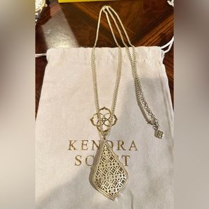 Used Kendra Scott long gold pendant necklace🤍